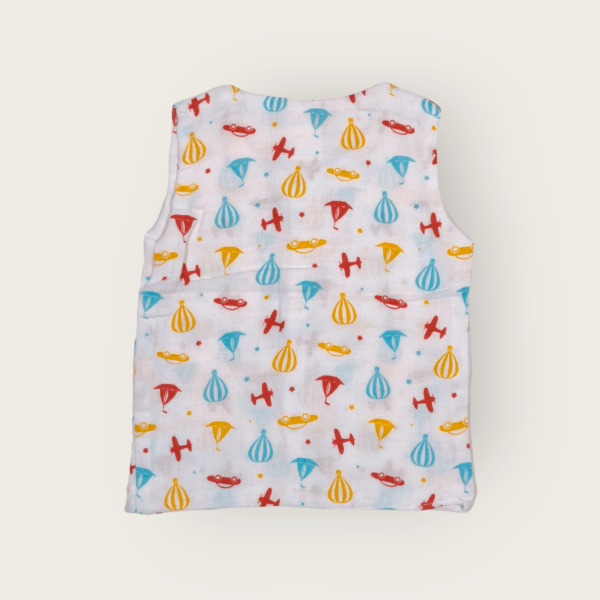 Sleeveless t-shirt for infants made of muslin jhabla fabric, soft and breathable sleeveless top for infant clothing.
