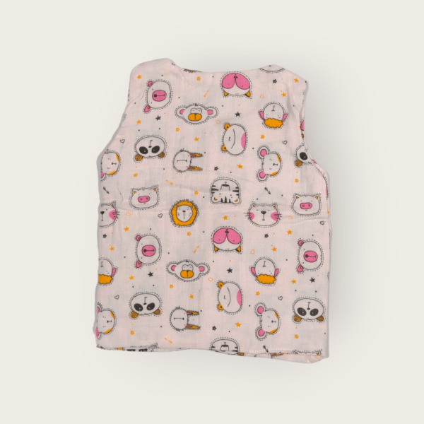 Sleeveless t-shirt for infants made of muslin jhabla fabric, soft and breathable sleeveless top for infant clothing.