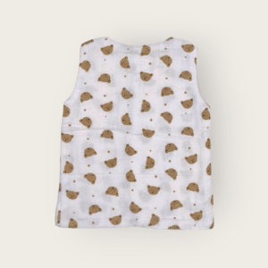 Sleeveless t-shirt for infants made of muslin jhabla fabric, soft and breathable sleeveless top for infant clothing.
