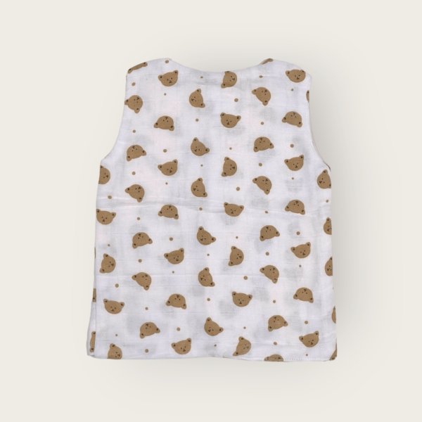 Sleeveless t-shirt for infants made of muslin jhabla fabric, soft and breathable sleeveless top for infant clothing.