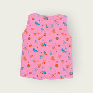 Sleeveless t-shirt for infants made of muslin jhabla fabric, soft and breathable sleeveless top for infant clothing.