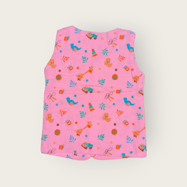Sleeveless t-shirt for infants made of muslin jhabla fabric, soft and breathable sleeveless top for infant clothing.