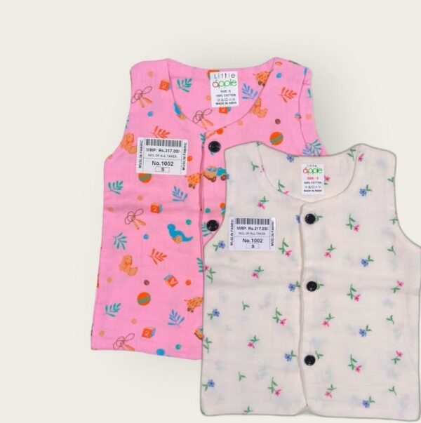 Sleeveless t-shirt for infants made of muslin jhabla fabric, soft and breathable sleeveless top for infant clothing.
