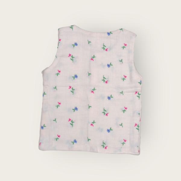 Sleeveless t-shirt for infants made of muslin jhabla fabric, soft and breathable sleeveless top for infant clothing.