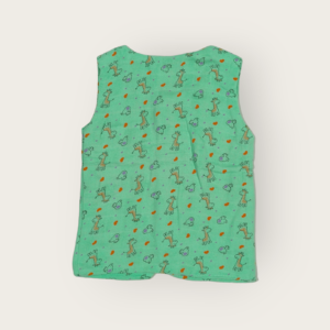 Sleeveless t-shirt for infants made of muslin jhabla fabric, soft and breathable sleeveless top for infant clothing.