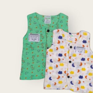 Sleeveless t-shirt for infants made of muslin jhabla fabric, soft and breathable sleeveless top for infant clothing.