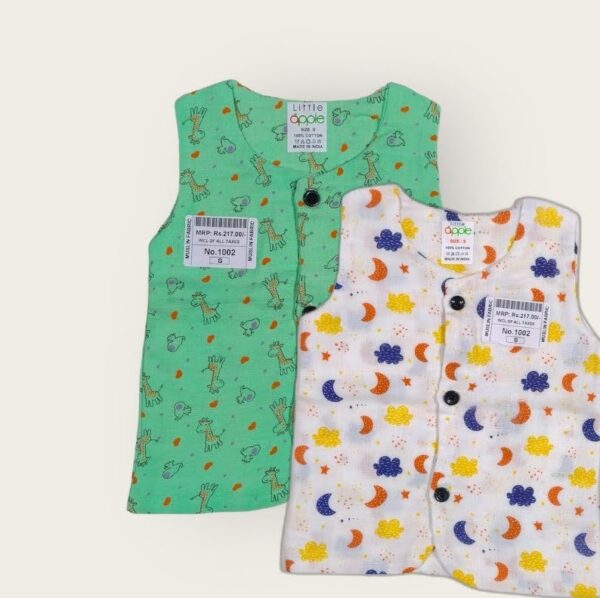 Sleeveless t-shirt for infants made of muslin jhabla fabric, soft and breathable sleeveless top for infant clothing.