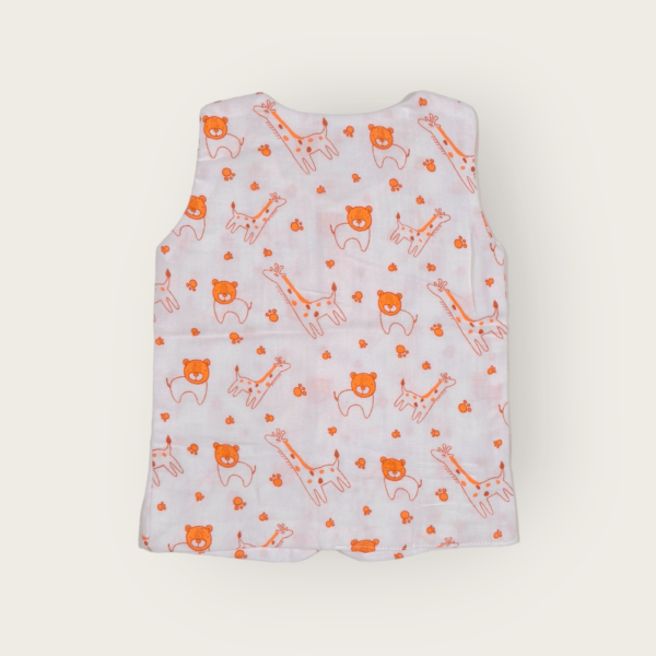 Sleeveless t-shirt for infants made of muslin jhabla fabric, soft and breathable sleeveless top for infant clothing.