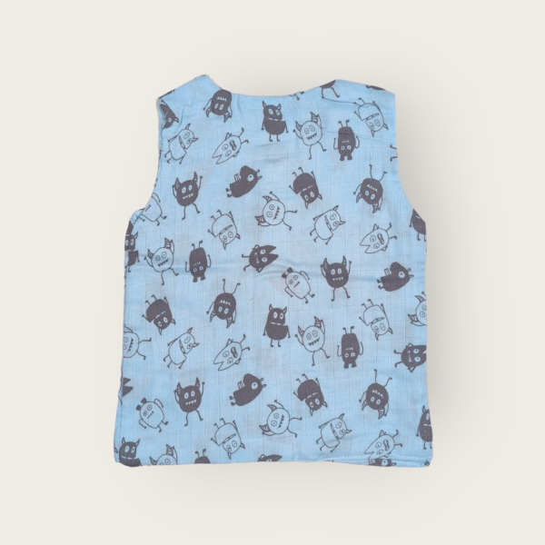 Sleeveless t-shirt for infants made of muslin jhabla fabric, soft and breathable sleeveless top for infant clothing.