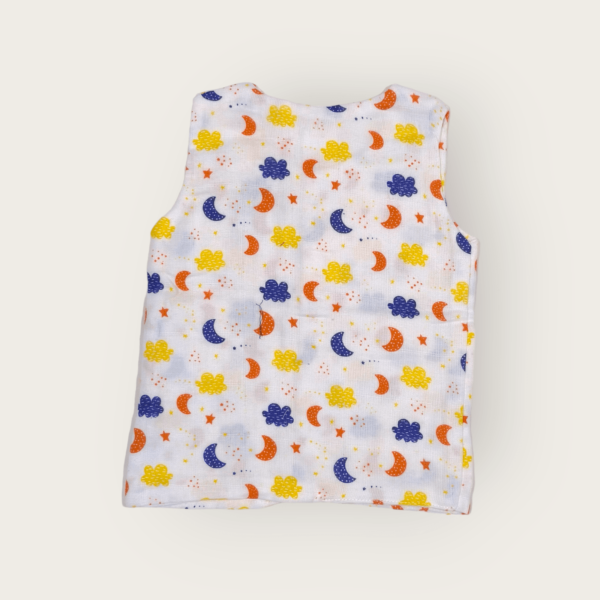 Sleeveless t-shirt for infants made of muslin jhabla fabric, soft and breathable sleeveless top for infant clothing.