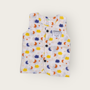 Sleeveless t-shirt for infants made of muslin jhabla fabric, soft and breathable sleeveless top for infant clothing.
