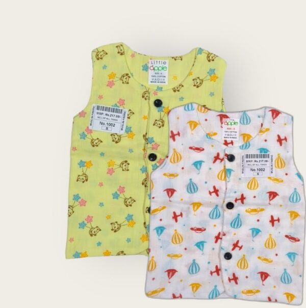 Sleeveless t-shirt for infants made of muslin jhabla fabric, soft and breathable sleeveless top for infant clothing.