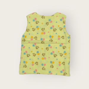 Sleeveless t-shirt for infants made of muslin jhabla fabric, soft and breathable sleeveless top for infant clothing.