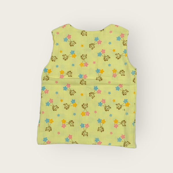 Sleeveless t-shirt for infants made of muslin jhabla fabric, soft and breathable sleeveless top for infant clothing.
