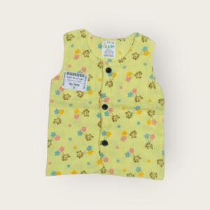 Sleeveless t-shirt for infants made of muslin jhabla fabric, soft and breathable sleeveless top for infant clothing.