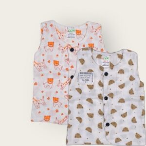 Sleeveless t-shirt for infants made of muslin jhabla fabric, soft and breathable sleeveless top for infant clothing.